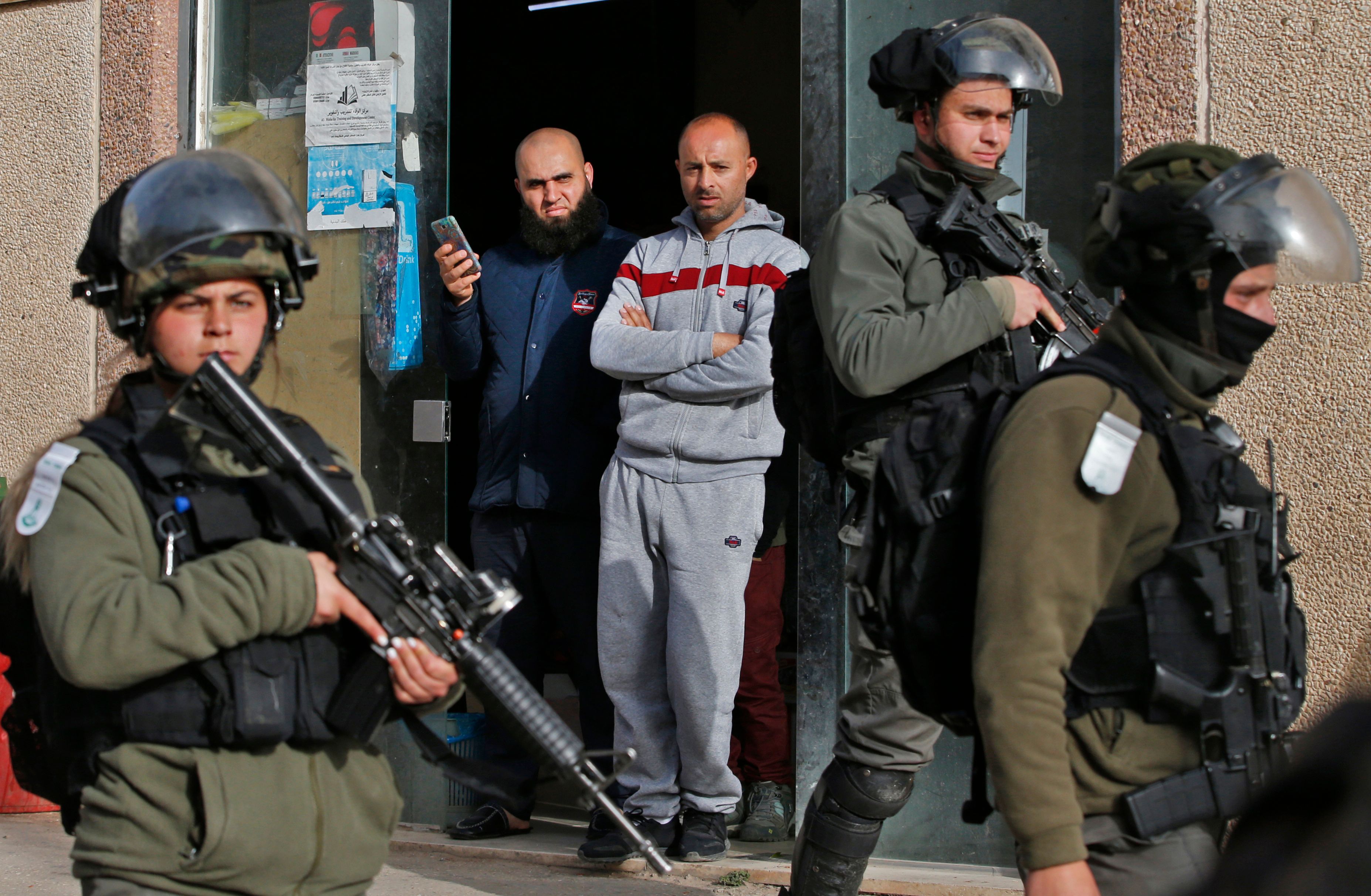 قناة 13 العبرية: مقتل 5 من عناصر الشاباك إثر ضربات المقاومة الفلسطينية
