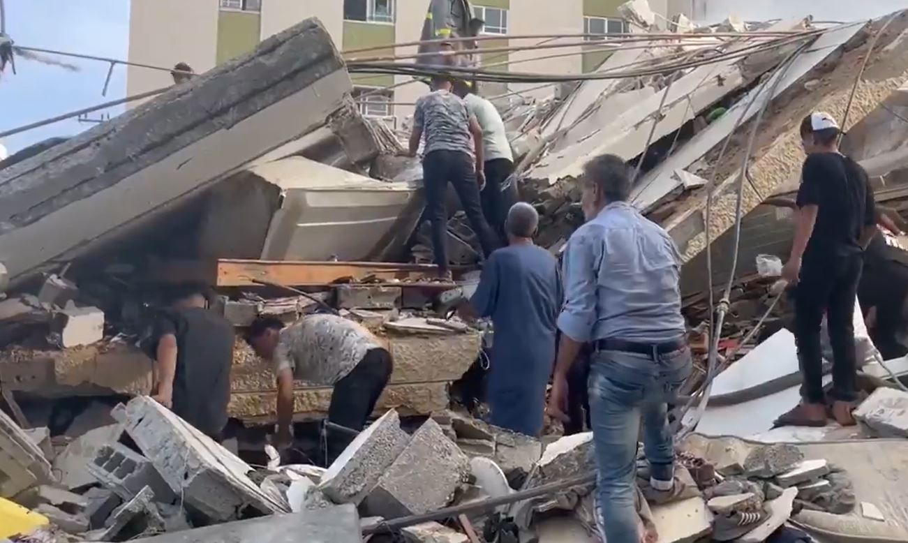 Video: Palestinians inspect buildings destroyed by Israeli occupation forces in Gaza 