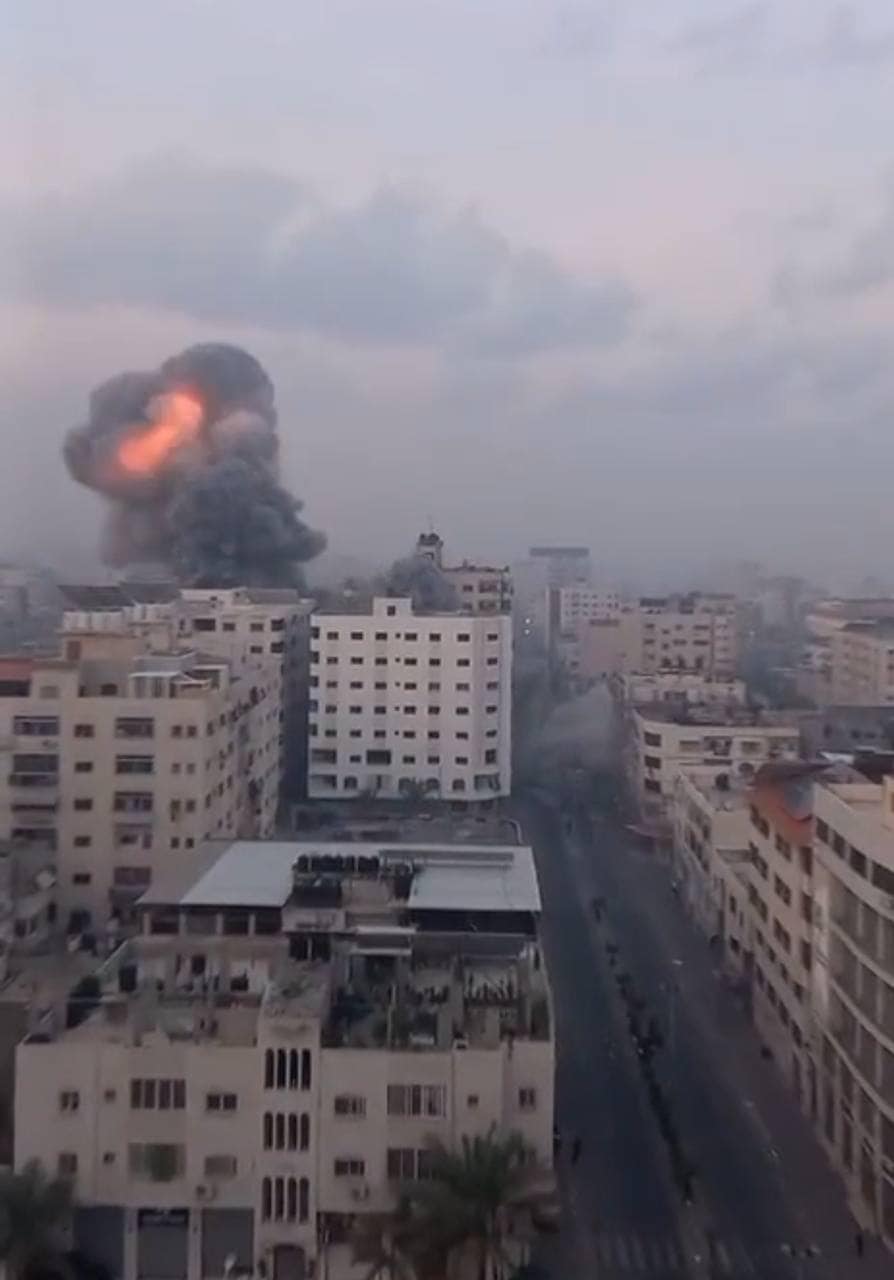 Video: Israeli warplanes targeted Al-Aklouk Tower in Nasser neighbourhood, West Gaza 