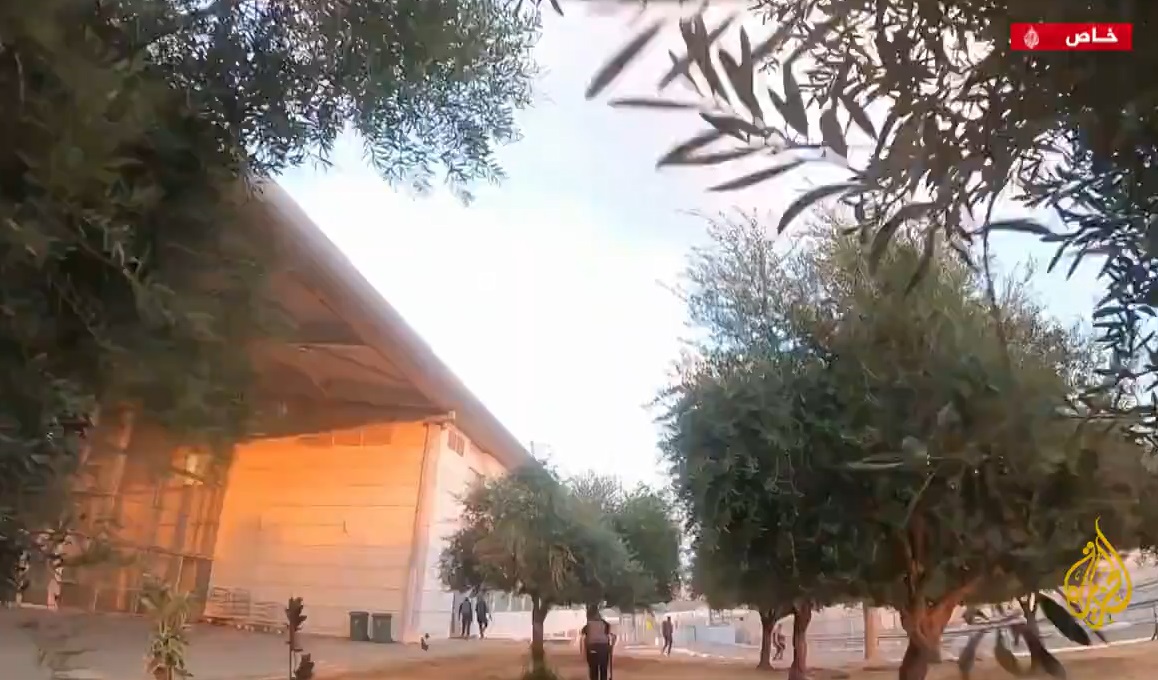 فيديو يظهر أفراد القسام يقتلون ويأسرون ضباطا وجنودا "إسرائيليين" في موقع إيرز العسكري شمال غزة