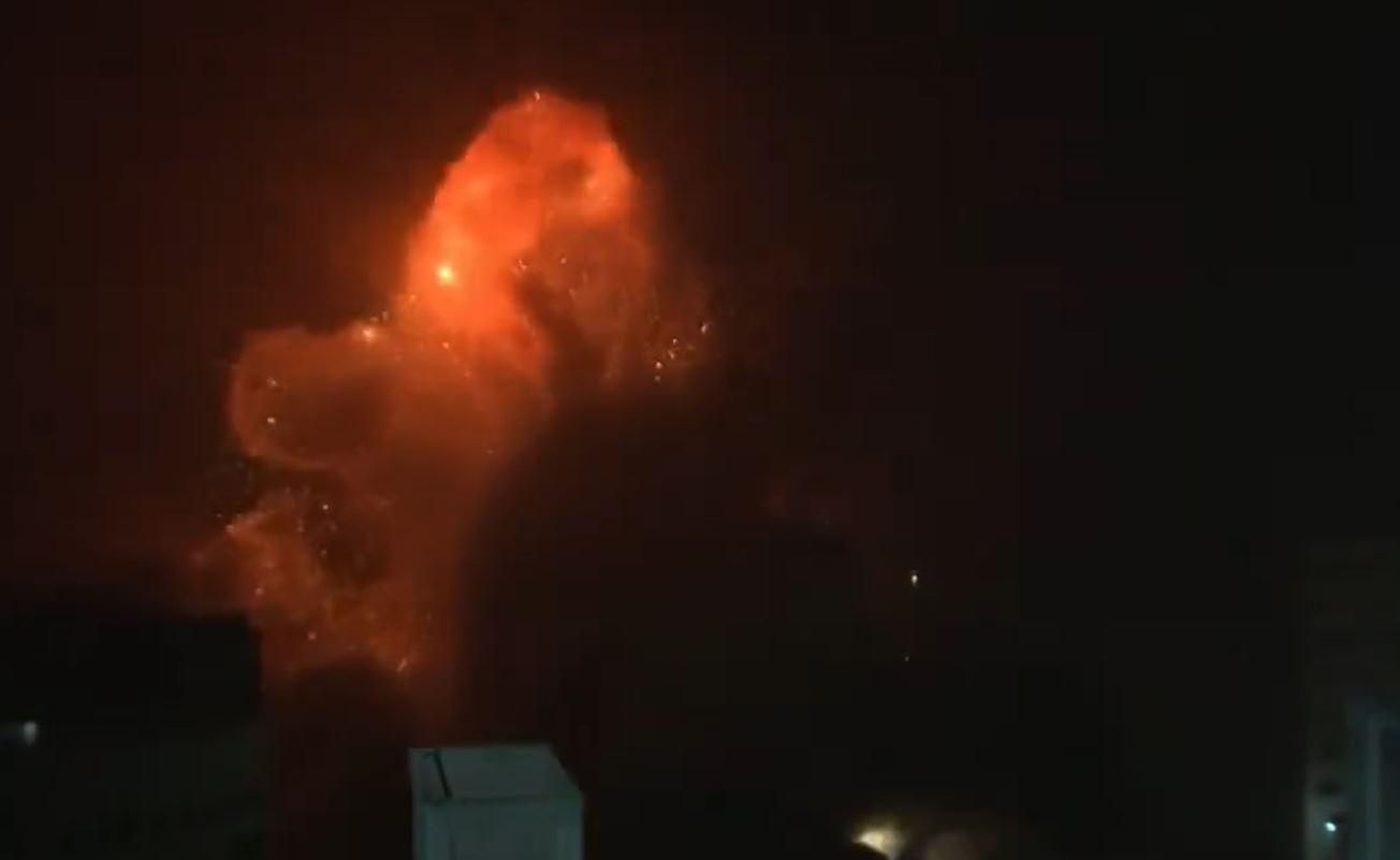 Video: Israeli occupation warplanes strike and completely destroy Al-Watan Tower in Gaza 