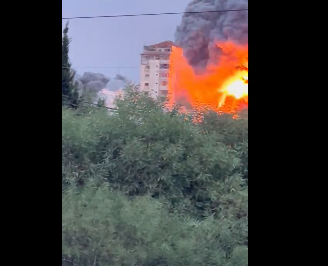 Video: Israeli airstrikes destroy a high-rise residential building in Gaza City