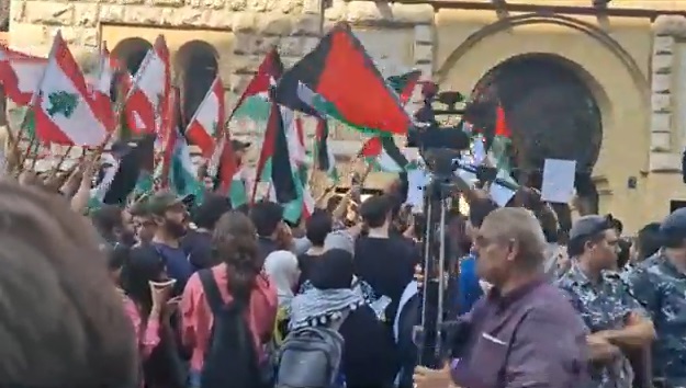 فيديو | من أمام الجامعة الأميركية في بيروت ويطالبون بقصف "تل أبيب"