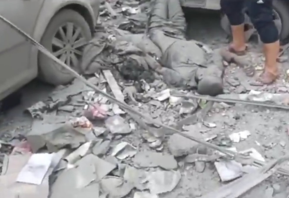 فیديو | مشاهد مفجعة لهجوم مقاتلي النظام الصهيوني على أحد أسواق غزة