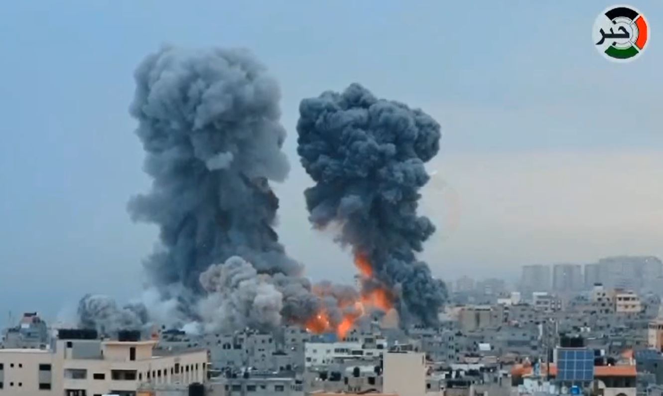 Video: Israeli warplanes attack a mosque with missiles in Shati' refugee camp of Gaza