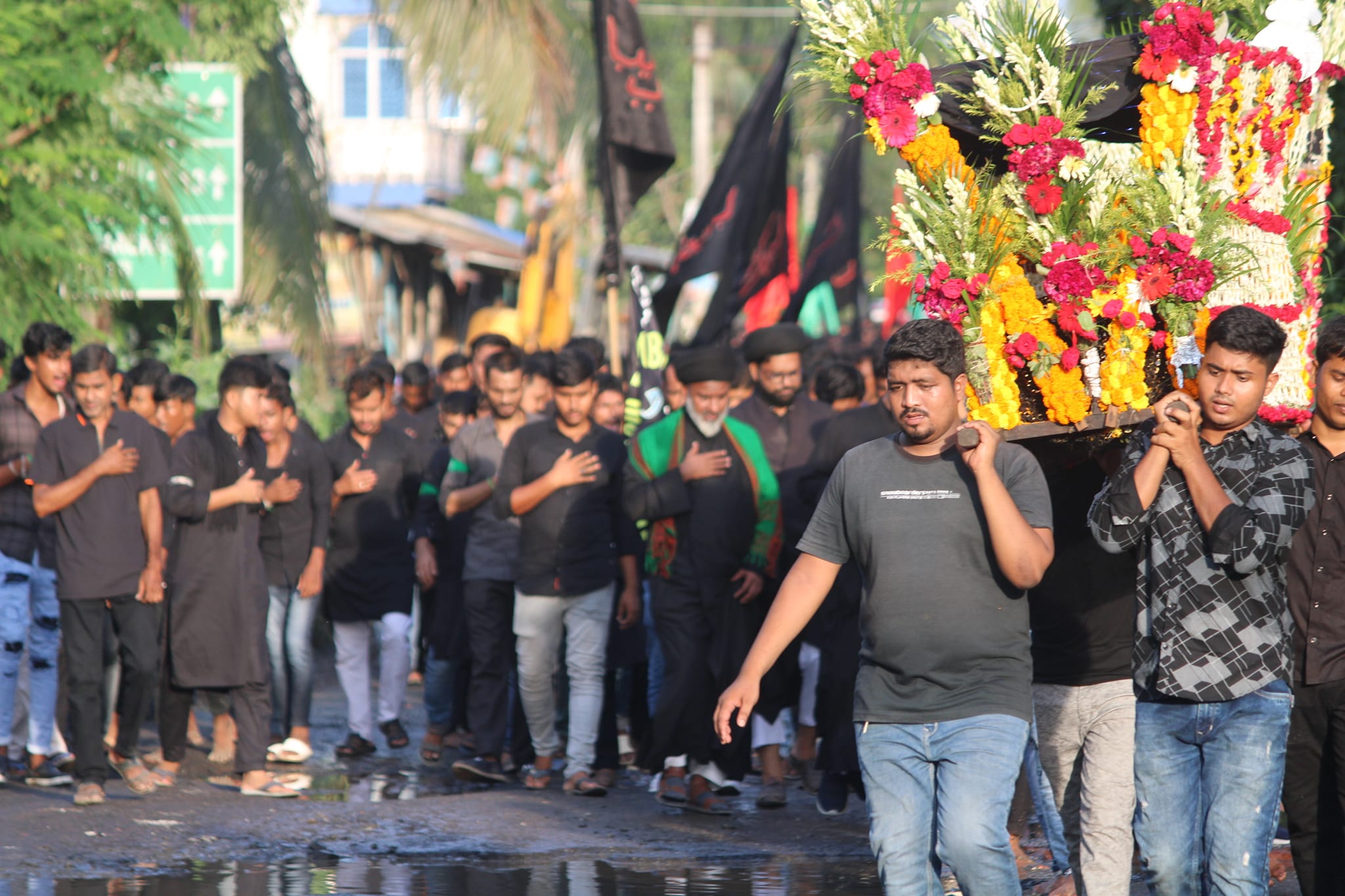 تقرير مصور / موكب عظيم للمسلمين الشيعة بذكرى اربعينية الإمام الحسين(ع) في مدينة "ماندرا" بولاية البنغال الغربية الهندية