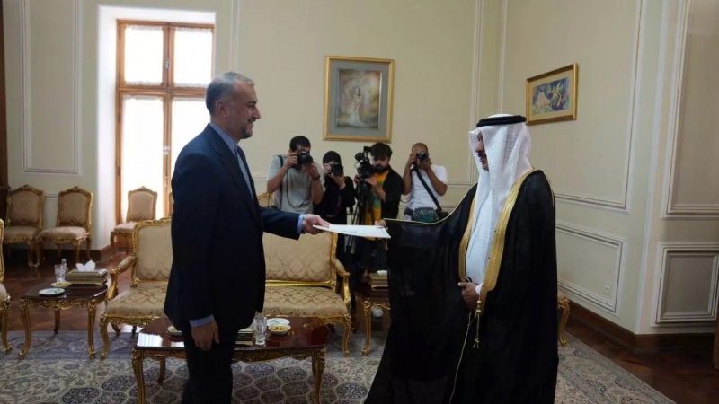  イラン外相に新任のサウジ大使が信任状の写しを提出