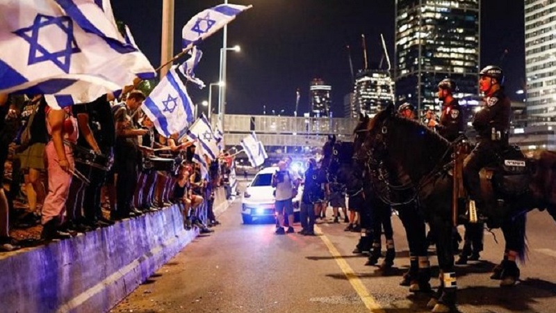  Сторонник Нетаньяху сбил протестующих