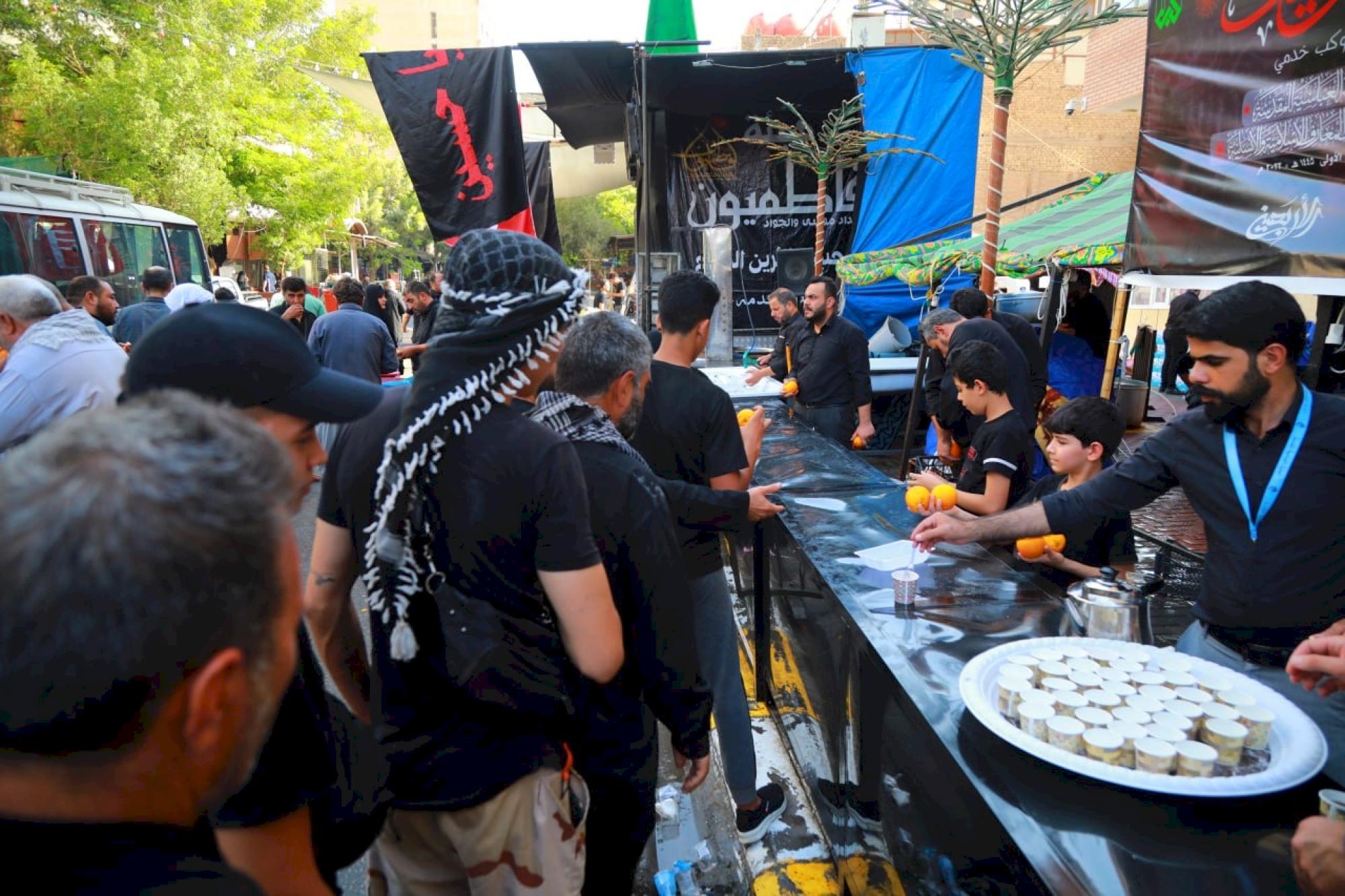 بعد انتهاء زيارة الأربعين.. موكب (بنفسي أنت) التابع للعتبة العباسية مايزال يقدم خدمات زائري كربلاء+(صور)