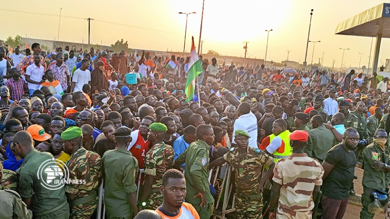  ニジェール市民が仏軍事基地前で集会、撤退を要求