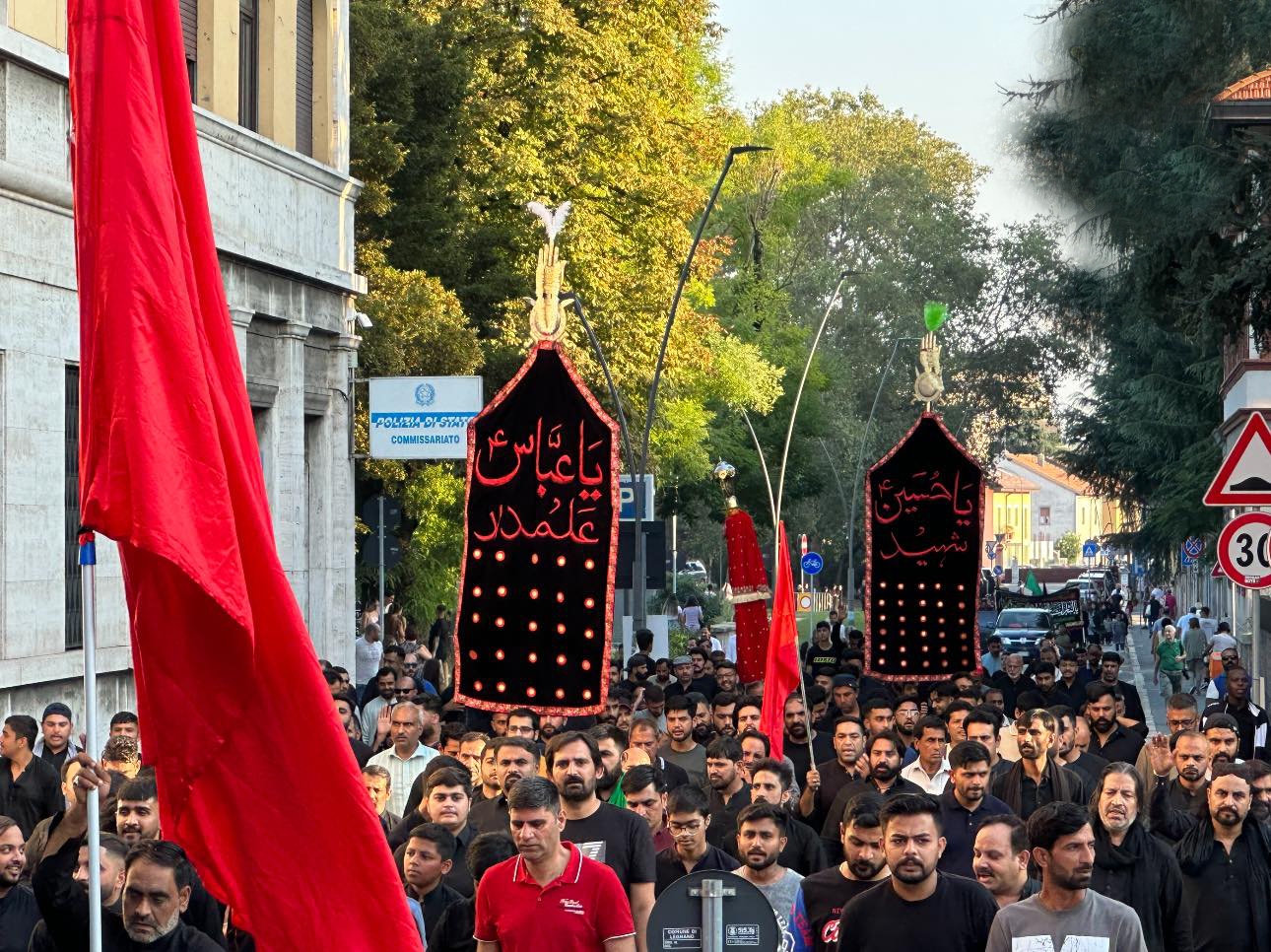 Video: Arbaeen walk by Jafaria Center of Legnano town, Italy