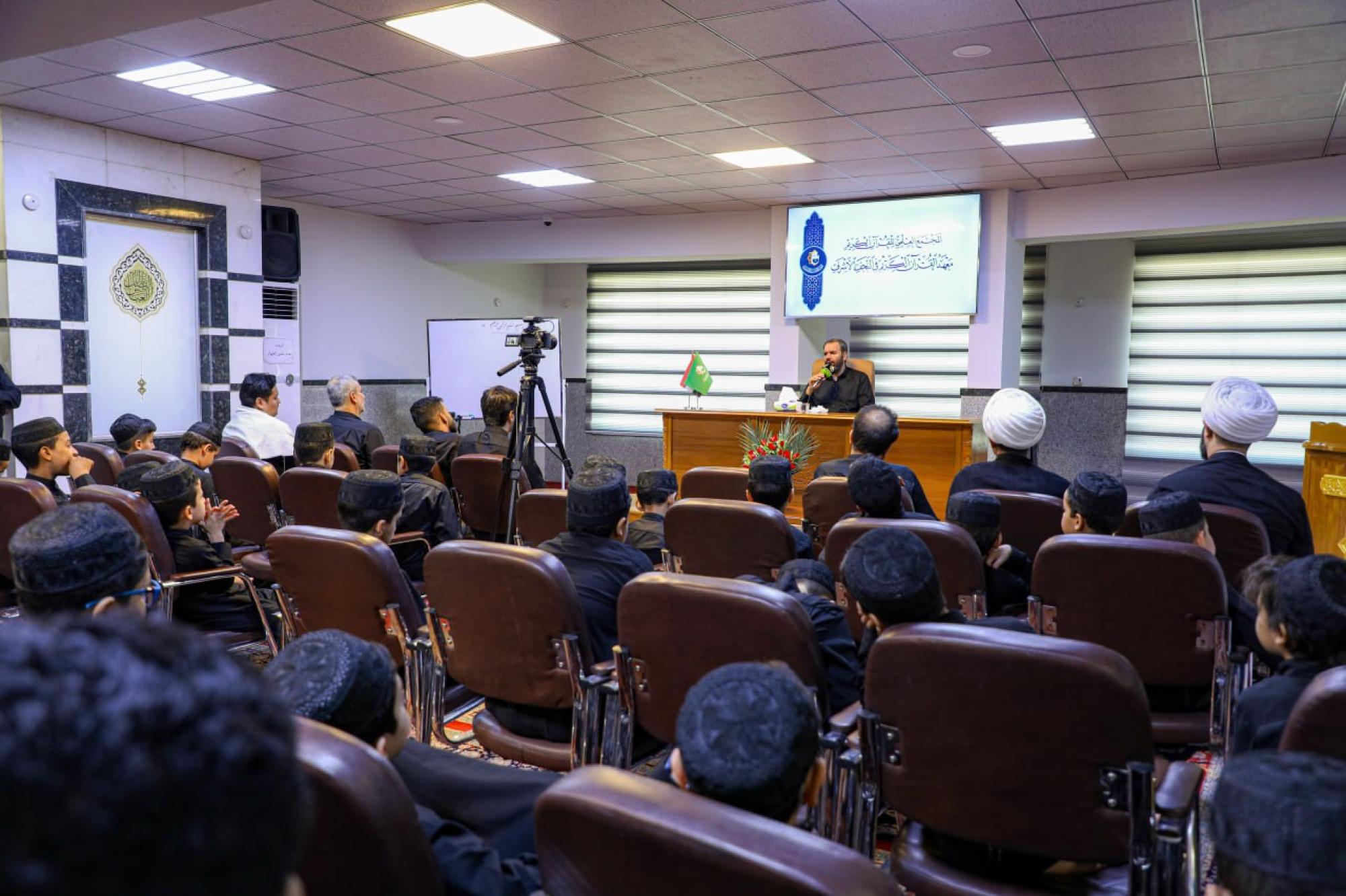 جلسة قرآنية لتطوير إمكانات الطلبة للحفظ وتنمية مهاراتهم بحضور القارئ الدولي أحمد الدباغ+(صور)