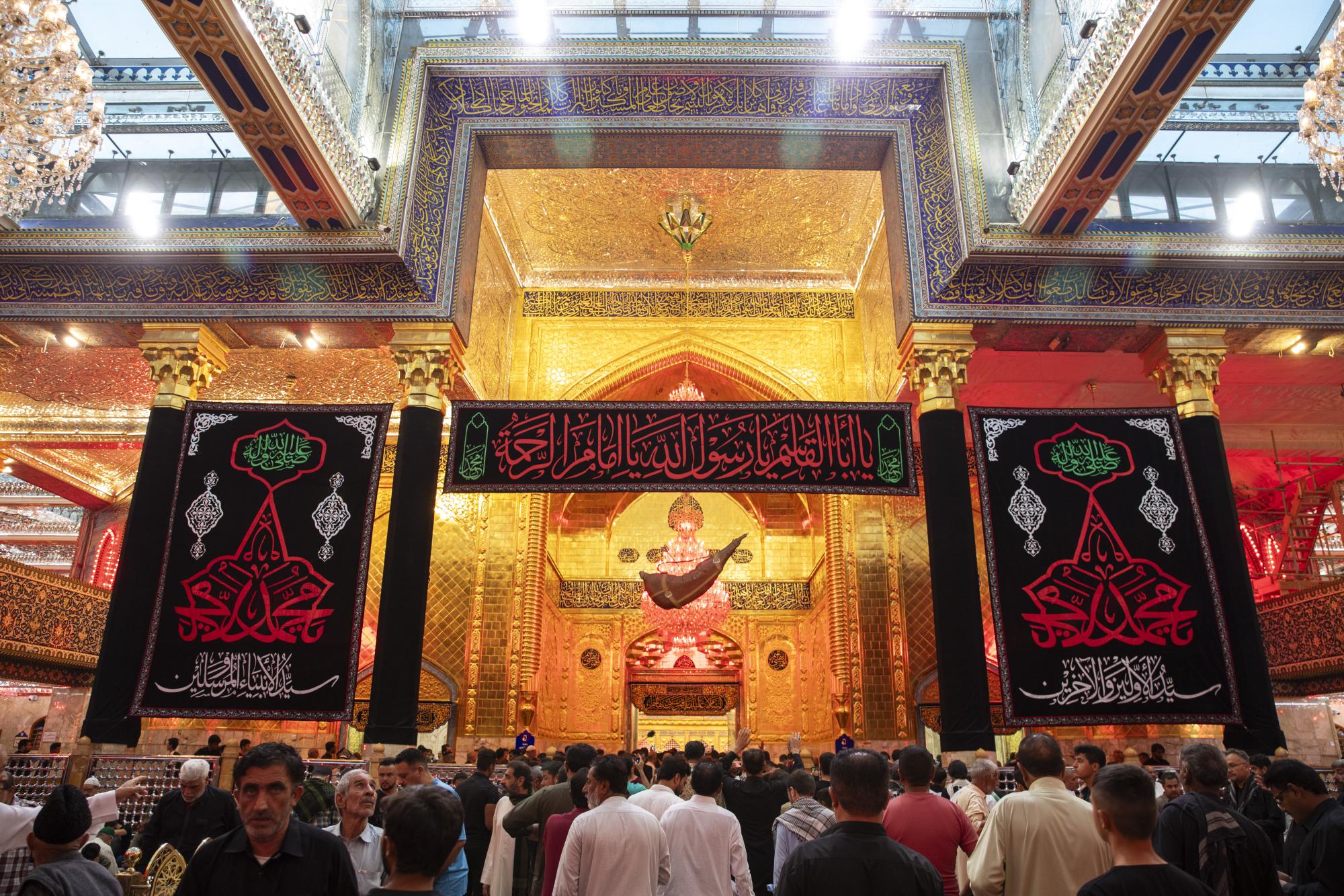 حرم ابي الفضل العباس (ع) يتشح بالسواد ولافتات الحزن بذكرى وفاة رسول الله (ص)+(صور)