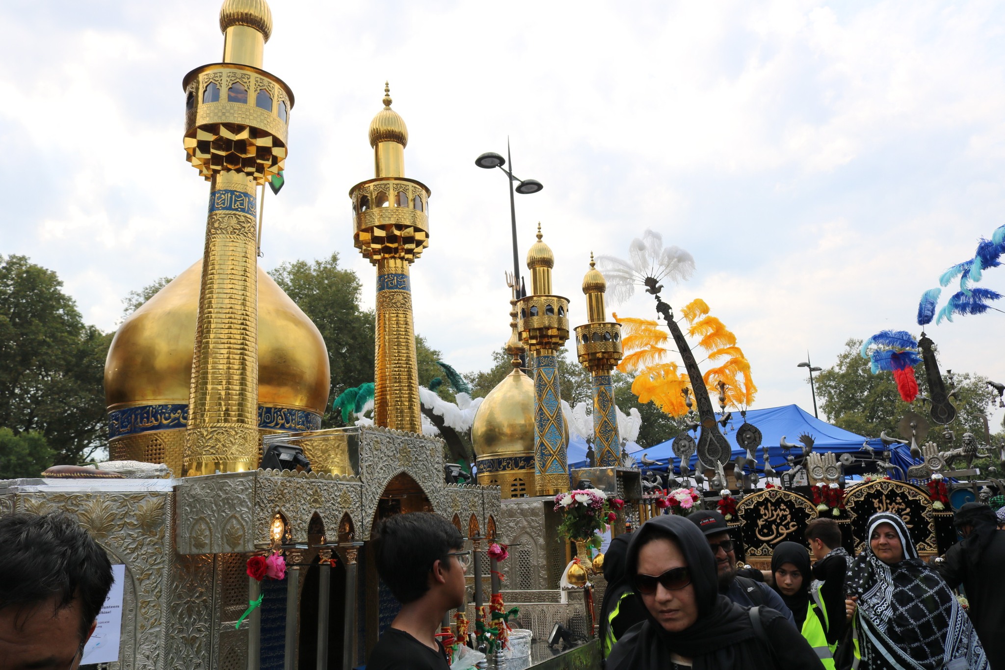 فيديو / مسيرة الأربعين الحسيني وإقامة صلاة الظهرين في العاصمة البريطانية "لندن"