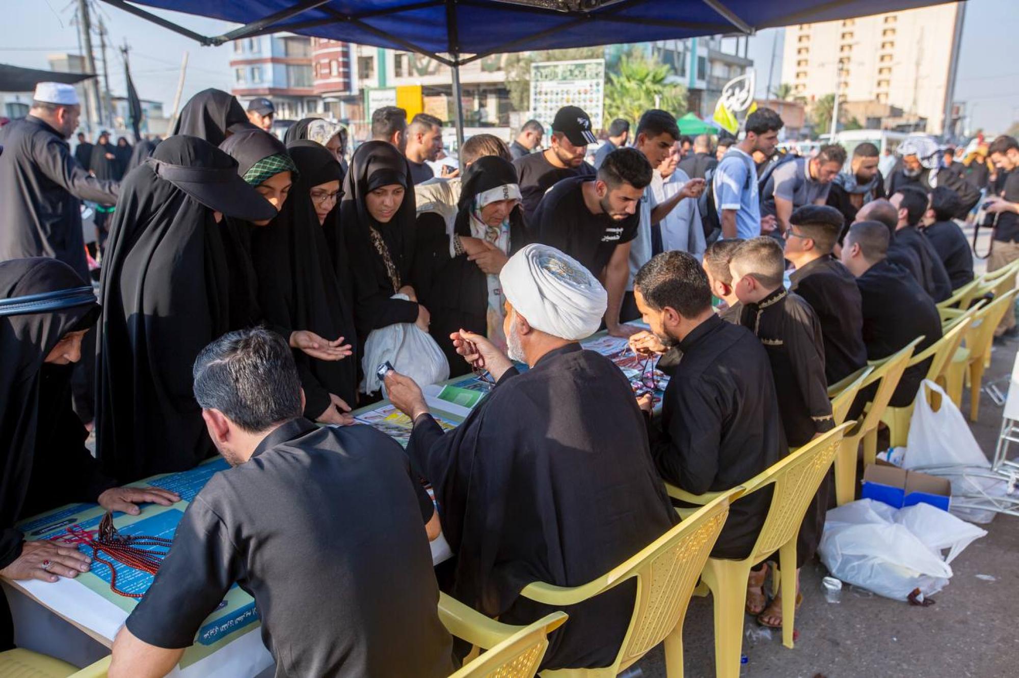 إقامة محطّات لتصحيح قراءة قِصار السور القرآنيّة لتعليم الزائرين المتوجّهين إلى زيارة أمير المؤمنين(ع)+(صور)