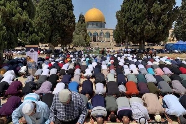 عشرات الآلاف يؤدون الصلاة في الأقصى رغم عراقيل ومضايقات العدو