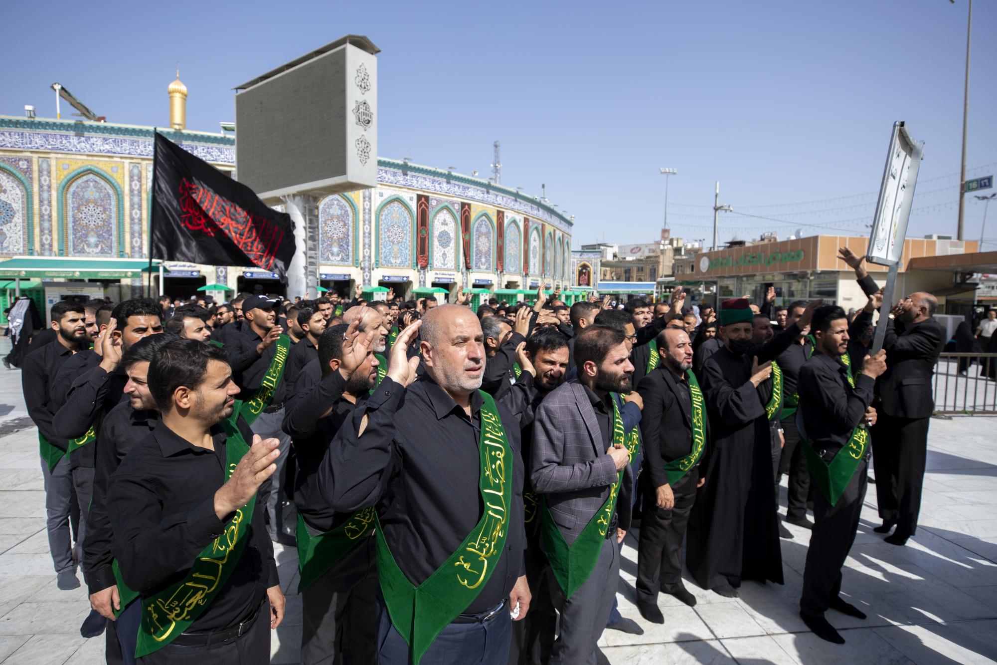 موكب عزاء لمنتسبي العتبتين الحسينية والعباسية في ذكرى شهادة الرسول الأعظم (ص)+(صور)