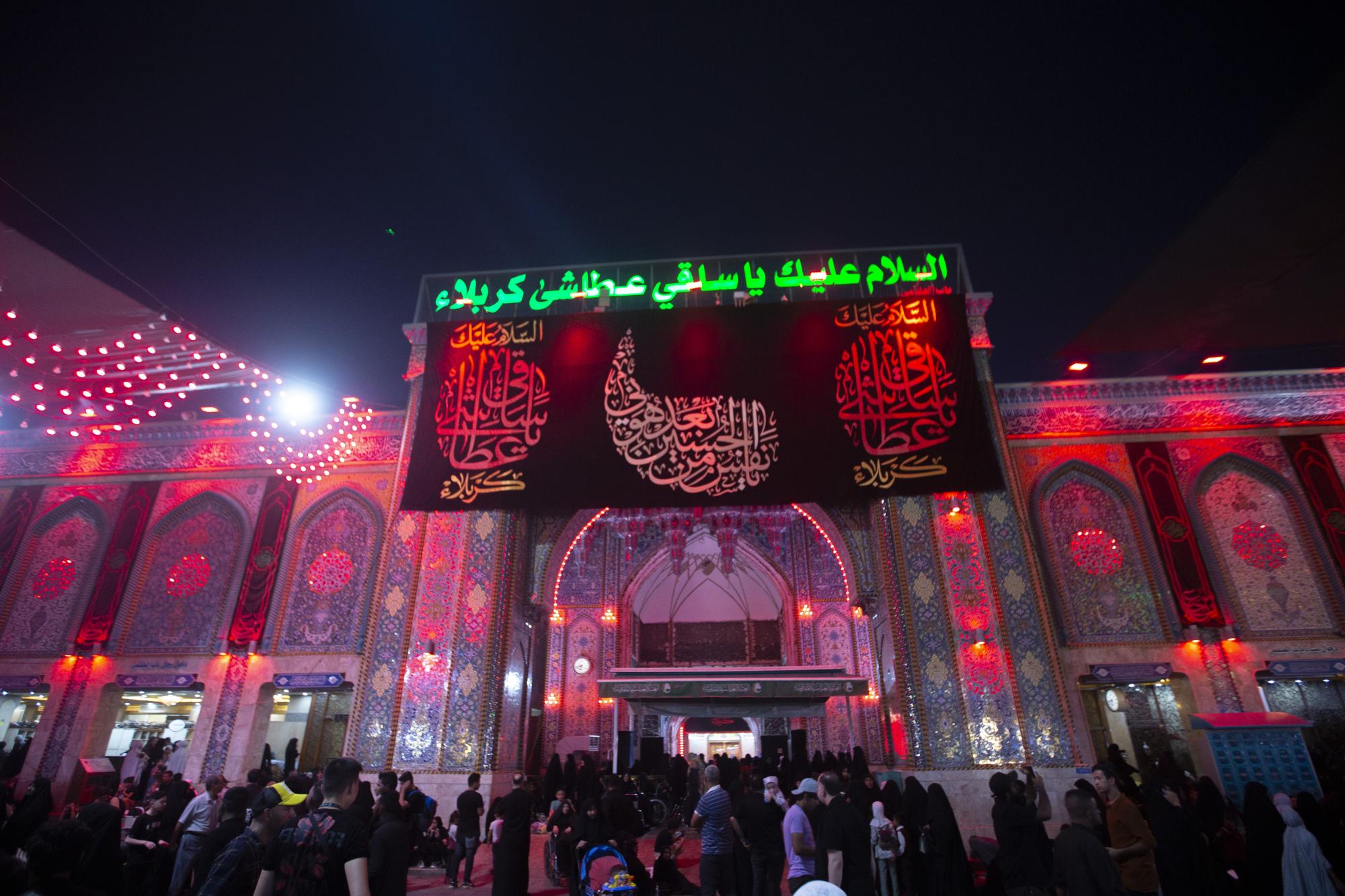 الزائرون من داخل العراق وخارجه يحيون ذكرى شهادة النبيّ الأكرم عند العتبتين المقدستين في كربلاء+(صور)