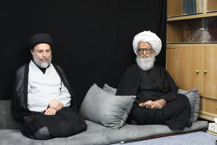 آية الله النجفي يستقبل أسرة المرجع الديني الراحل السيد محمد سعيد الحكيم 