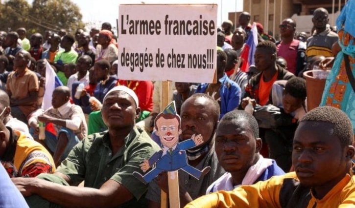 بوركينا فاسو تأمر الملحق العسكري في السفارة الفرنسية بمغادرة البلاد