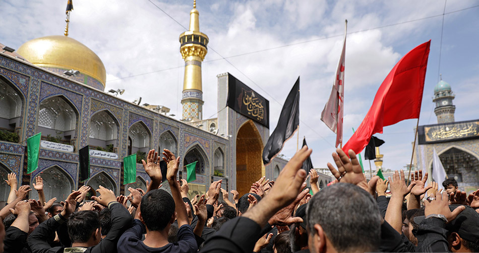Mga taong nagluluksa sa anibersyong martir ni Imam Reza.