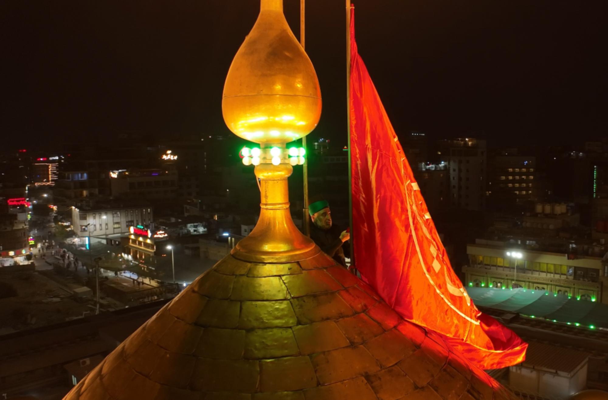 مع حلول شهر ربيع الأول..استبدال راية قبة مرقد أبي الفضل العباس (عليه السلام)