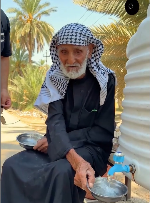 فيديو / مشهد مؤثر .. قصة خادم طاعن في سن.. حينما يعكف الكبير على خدمة الصغير