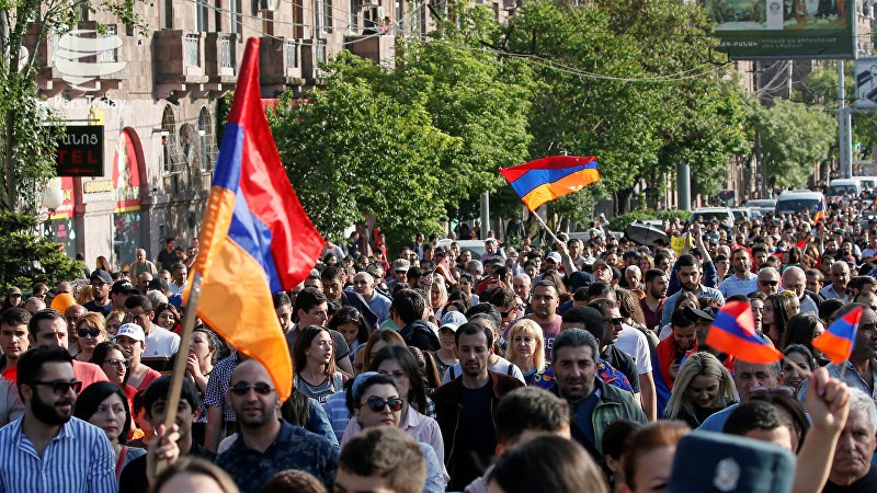  Erivan'ın merkezinde yer alan protestocular hükümet karşıtı gösteri yapıyor