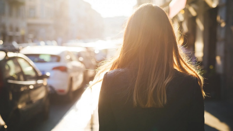 英10代少女の44％が単独外出に危険感じる