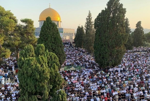 آلاف الفلسطينيين يؤدون صلاة الجمعة في الأقصى