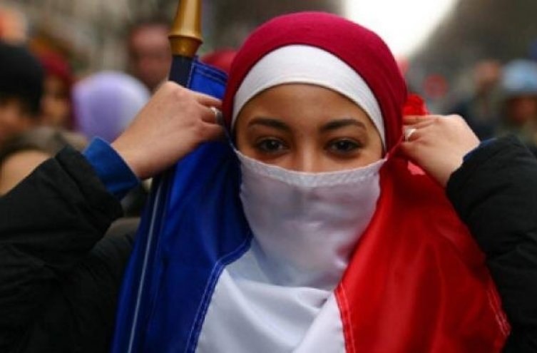 إثر قرار حكومي.. طالبة مسلمة في فرنسا تقدم شكوى أممية!