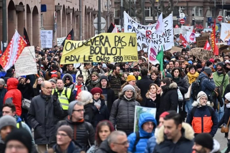 عشرات الآلاف يحتجون في فرنسا على عنف الشرطة