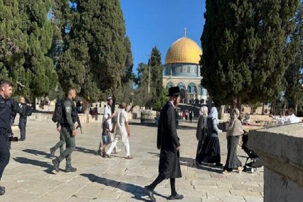 لليوم الثاني على التوالي ... عشرات المستوطنين يواصلون اقتحام باحات المسجد الأقصى
