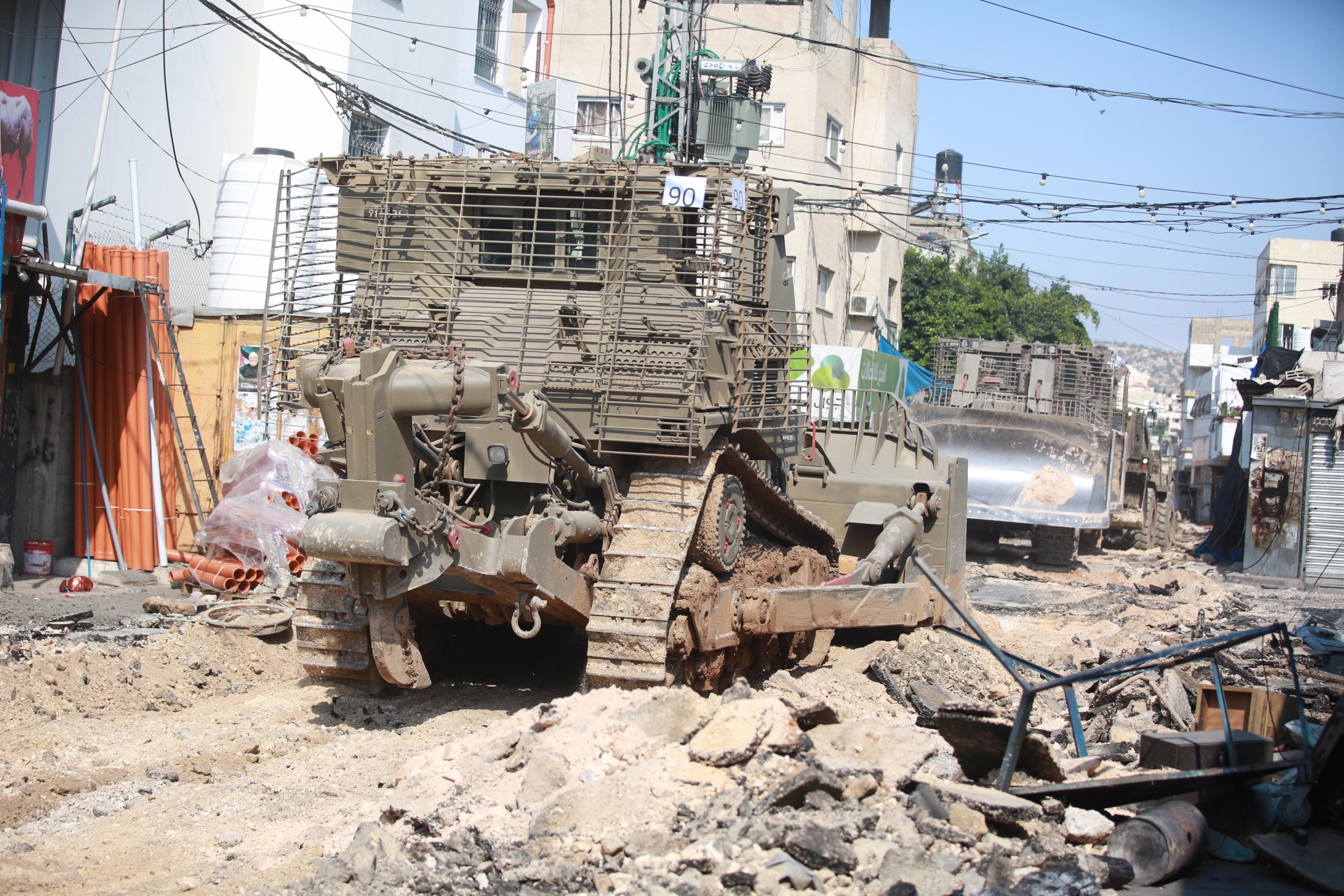 فيديو / مقاومون فلسطينيون يفجرون جرافة عسكرية اسرائيلية بعبوة ناسفة