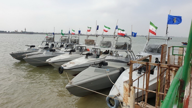 Совместный парад лодочников вооруженных сил по случаю священной «Недели обороны»