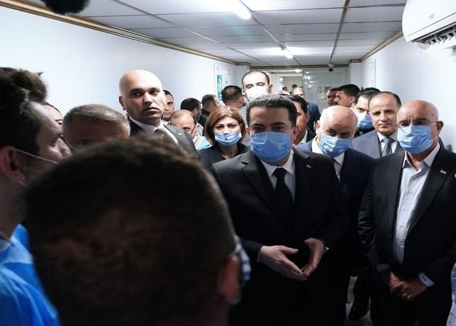 رئيس الوزراء العراقي يزور المصابين في حادثة حريق الحمدانية