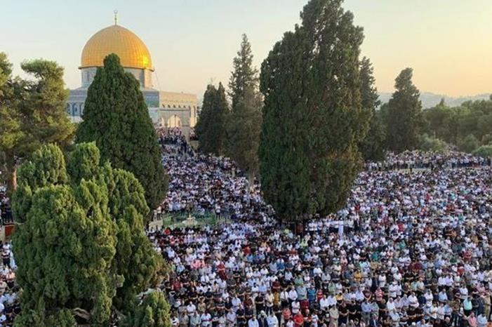  40ألفا يؤدون صلاة الجمعة في المسجد الأقصى