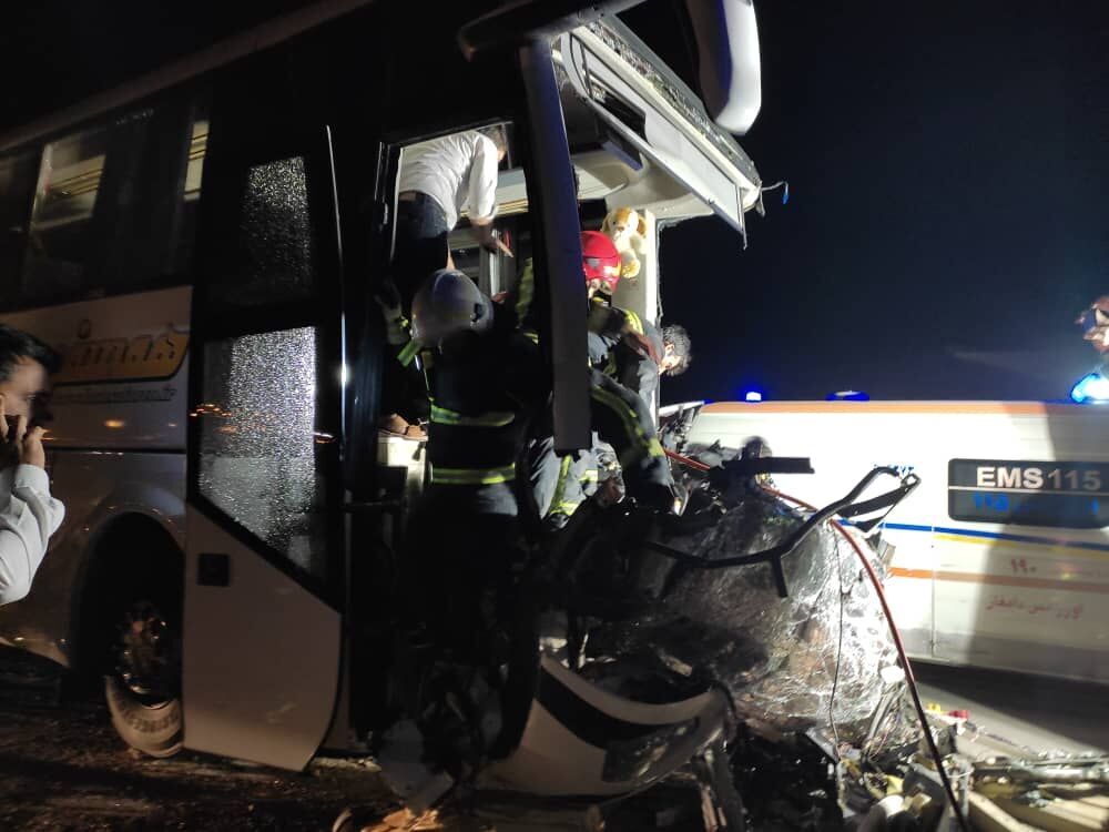 تصادف ۲ دستگاه اتوبوس حامل زائران ایرانی و پاکستانی اربعین در فارس