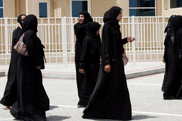 حظر العباءة بمدارس فرنسا يبدأ غدا وماكرون يدعو لتطبيقه بصرامة