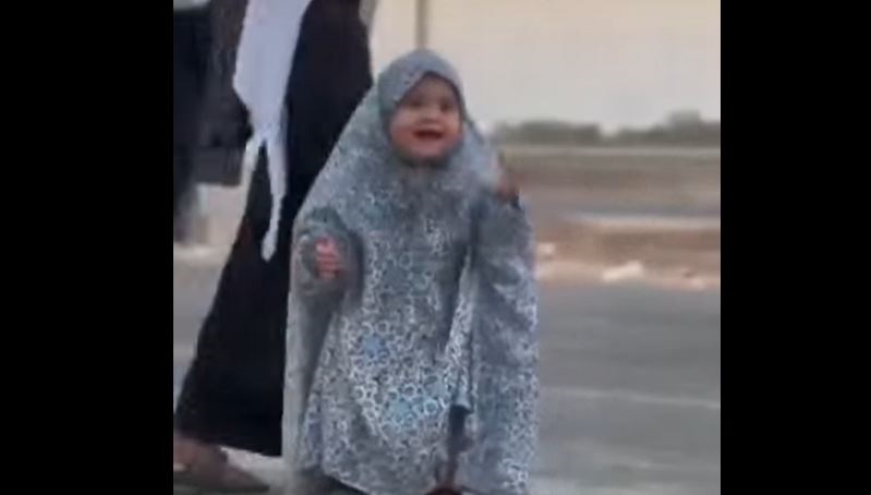Watch little angel at Arbaeen walk 2023