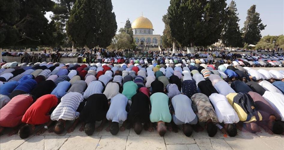 40,000 Palestinian worshipers perform Friday prayer at Aqsa