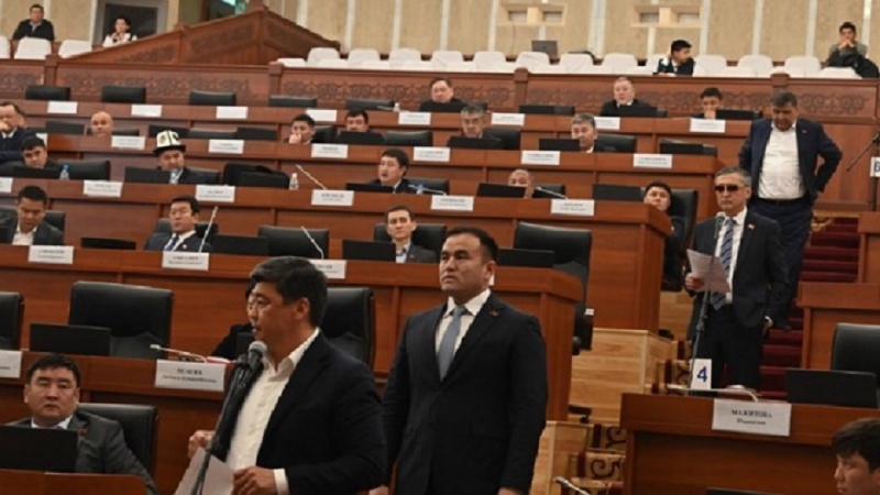 Li Parlamentoya Tirkiyeyê kartvîzîtên bi zimanê Tirkî bê pere lê yên bi Kurdî bi pere ne