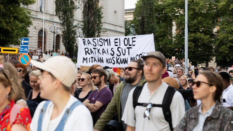  Акция протеста тысяч финнов против расизма