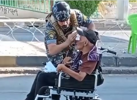 فيديو | هکذا يخدم الجندي العراقي زائر حسيني معوق في طريق مشاية الأربعين
