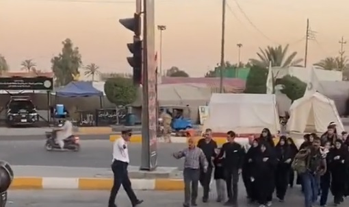 فيديو | خدمة زوار الحسين شرف لنا...هكذا يخدم شرطي مرور عراقي مشاية الأربعين