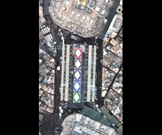 فيديو / عرض اللوحة القرآنية بين الحرمين تجسيدا لنصرة كتاب الله تعالى
