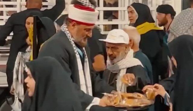 فيديو | رجال دين فلسطينين يقدمون الضيافة لزوار الامام الحسين في مشاية الأربعين