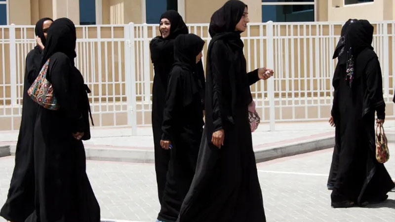  フランスの公立学校が、全身を覆う衣装を着用ままのイスラム教徒女子学生の入場を禁止