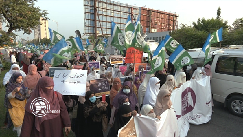Ang mga babaeng Pakistani ay nagprotesta laban sa Pagbawal sa Hijab sa Kanluran