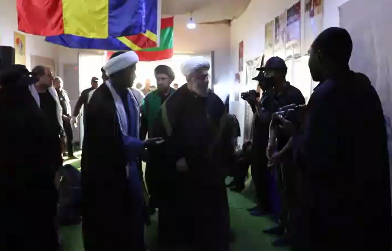 فيديو / موكب أفريقي في طريق الحسين(ع) يستقبل الأمين العام للمجمع العالمي لأهل البيت (ع) استقبالا حارا